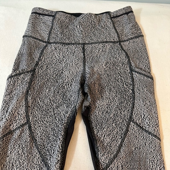Lululemon High Rise Legging Side Pockets Gray, Black Mesh Around To Ankle Size 6 - Picture 3 of 9